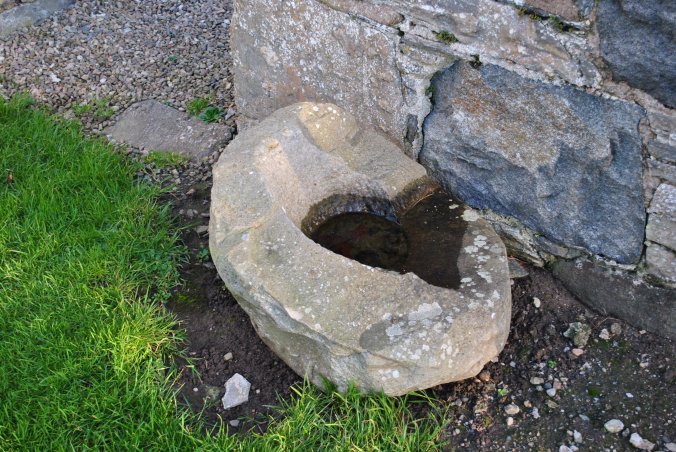 Steinbecken in Herzform
