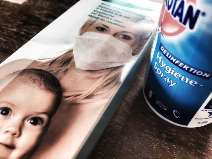 Atemmaske und Desinfektionsspray