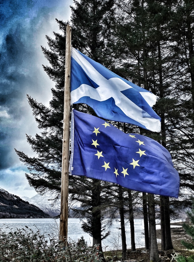 schottische und EU Flagge