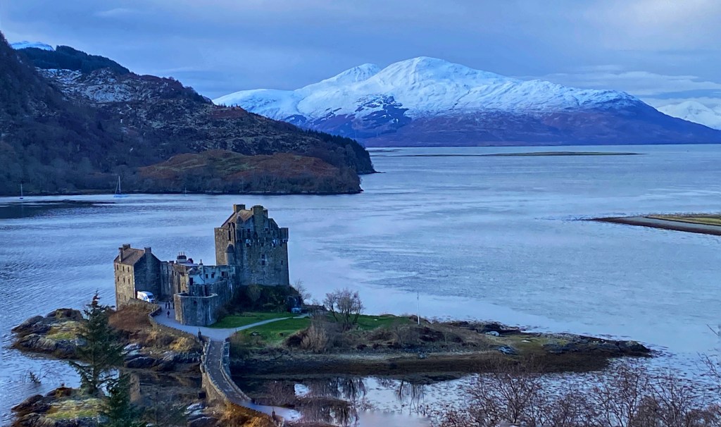 Eilean Donan Castle zur Weihnachtszeit @nme Abenteuer Highlands