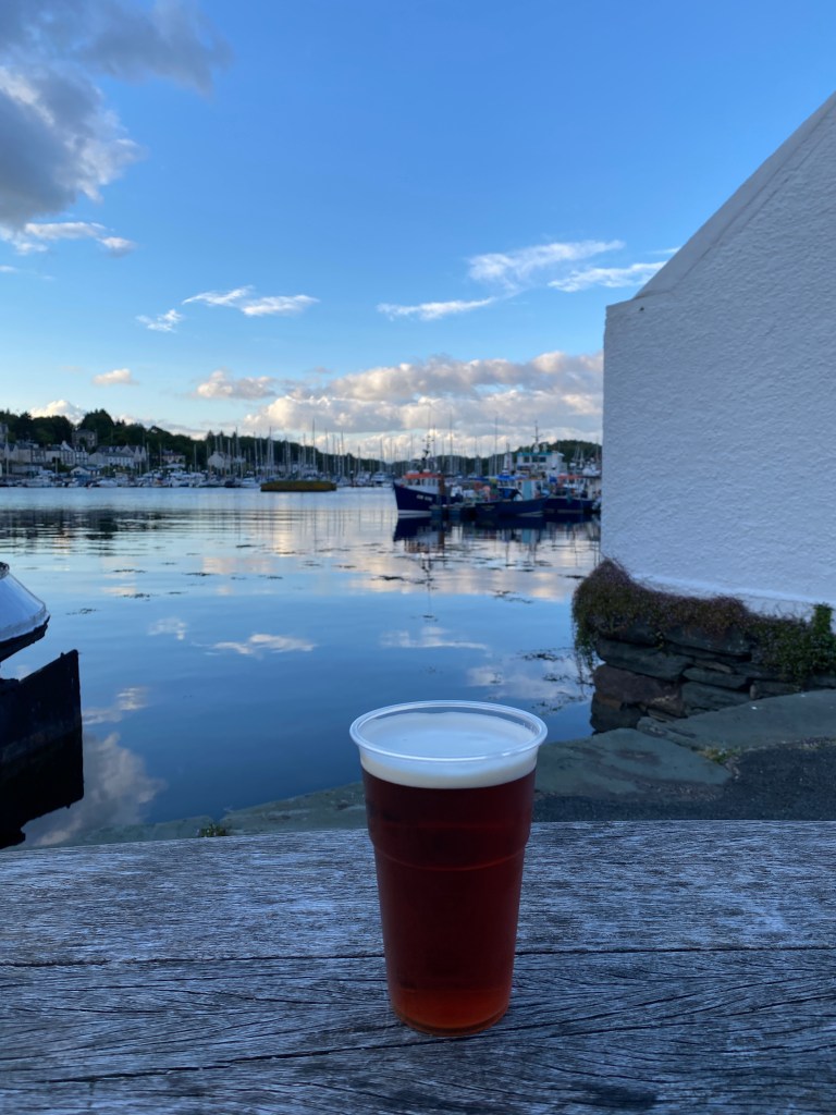 Bier vor Pub Tarbert bei Nacht @nme Abenteuer Highlands