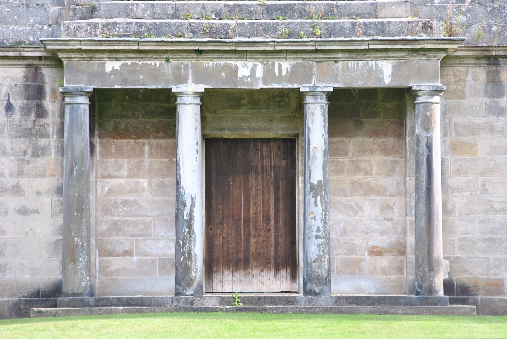 antike Säulen ujd Tür Wemyss Mausoleum @nme Abenteuer Highlands